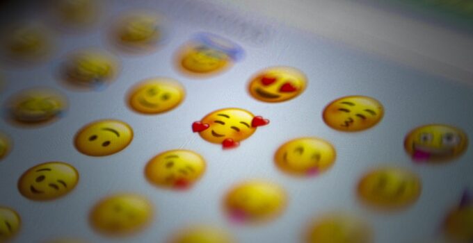 How to use Emoji on Mac [3 Methods] – 2024 Guide