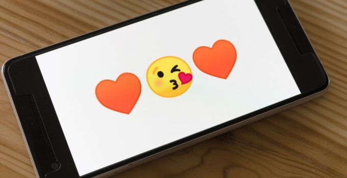 5 iPhone Flirting Apps To Use To Spice Up Your Love Life in 2024