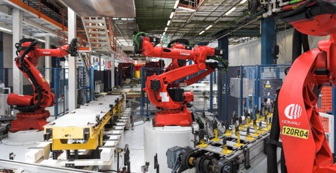 7 Technological Advances in Manufacturing Automation in 2024