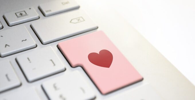 Online Dating: How To Avoid Getting Catfished By The Wrong Girl in 2024