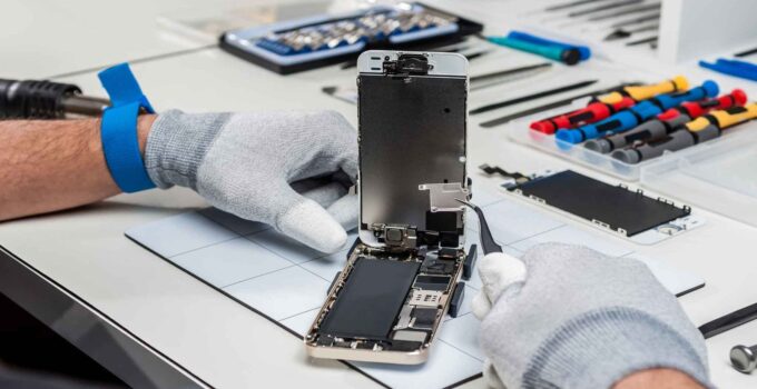 7 Phone Repairs You Should Always Leave to the Professionals