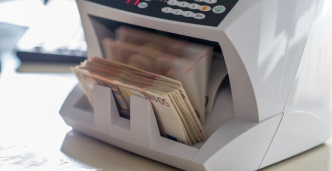 The Pros and Cons of Using a Money Counter Machine – Improve Accuracy and Efficiency