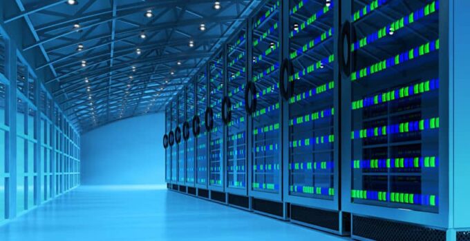 How to Choose Between a Data Center and Cloud Storage 